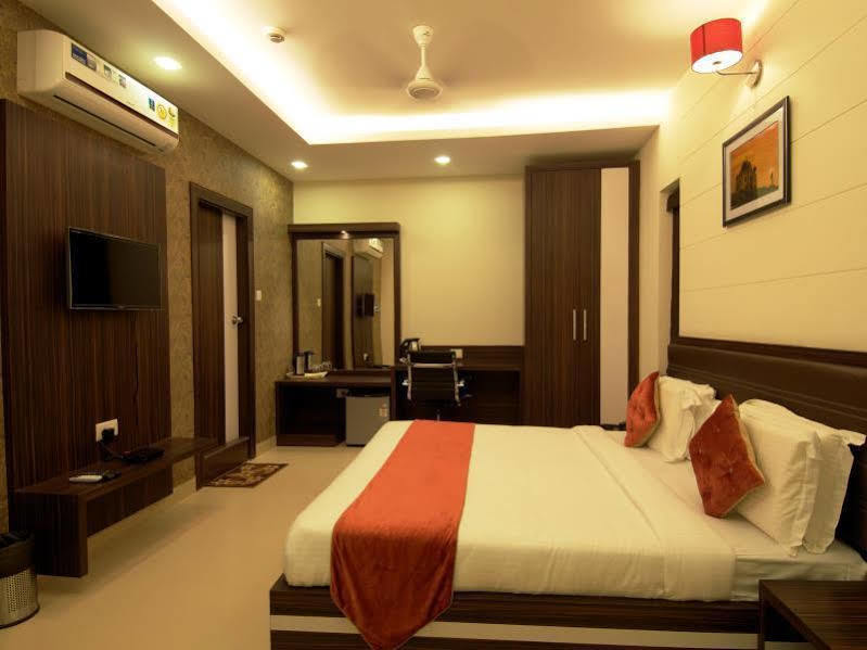 Collection O 45990 Premiere Villa Kakarmatha Экстерьер фото